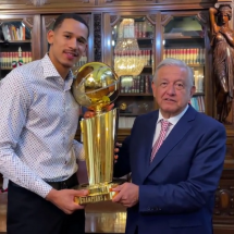 AMLO recibe a Juan Toscano, basquetbolista campeón de la NBA
