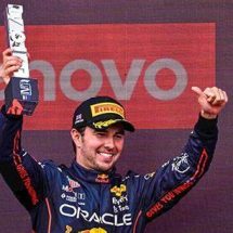 ‘Checo Pérez le robó la cartera a Hamilton’; canal de F1 en español se rinde ante el tapatío