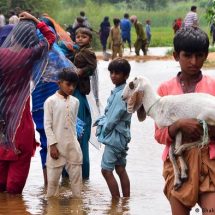 Pakistán evacúa a 50.000 personas por inundaciones que han dejado 1.200 muertos