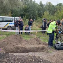 Ucrania halla cientos de tumbas y “centros de tortura” en Izium