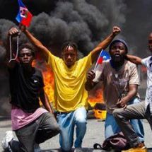 Un político haitiano es asesinado a tiros, al mismo tiempo que las pandillas violentas y la inestabilidad política empujan al país al “borde del colapso”
