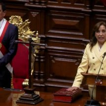 Dina Boluarte jura como presidenta de Perú tras destitución de Castillo