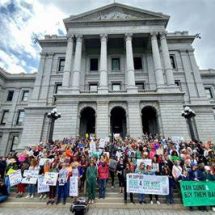 Mujeres blancas se congregan en el Capitolio de Colorado tras el pedido de mujeres negras de que usen sus “privilegios” para exigir medidas contra la violencia armada
