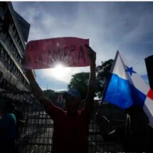 Protestas llegan por mar a la mina a cielo abierto en Panamá