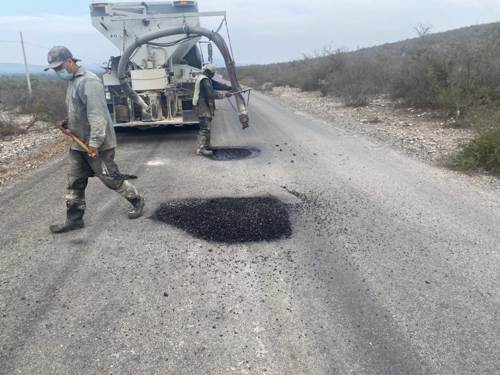 GOBIERNO ESTATAL REHABILITA CAMINO A INVERNADEROS DE SANTA RITA