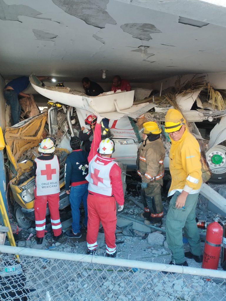 CUERPOS DE EMERGENCIA ATIENDEN ACCIDENTE EN LA CARRETERA 57