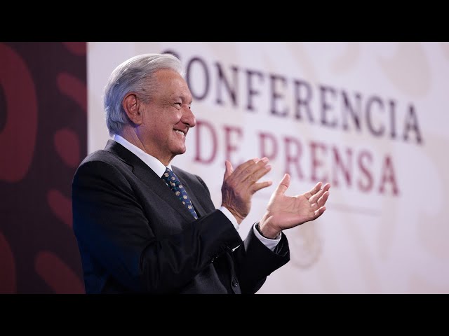 AMLO celebra a periodistas independientes y corea