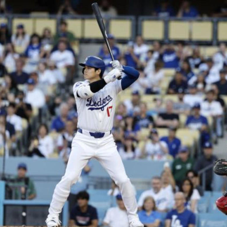 MLB: Shohei Ohtani le pegó tan duro a la bola que impactó en la barda y solo llegó a primera