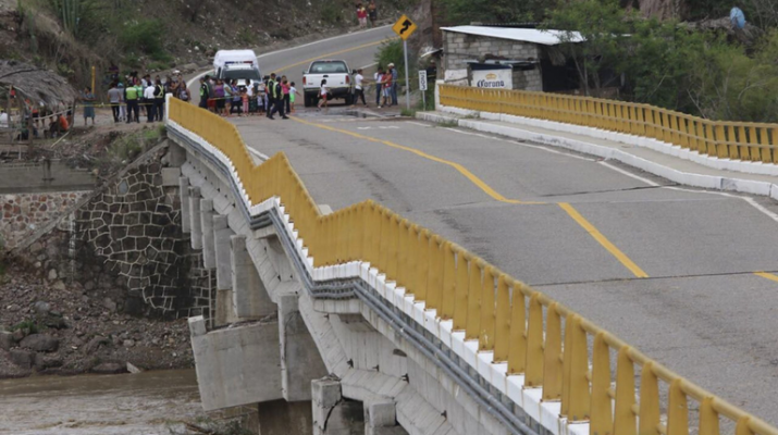 AMLO pide a habitantes y transportistas no enfrentarse para terminar la carretera Oaxa-Istmo