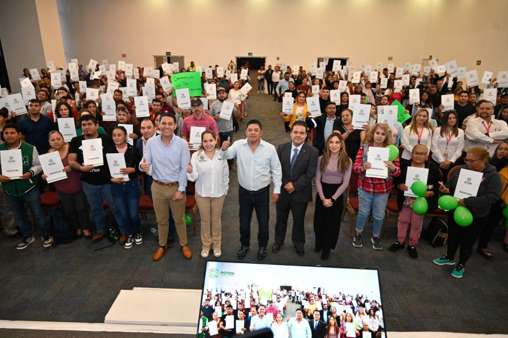 RICARDO GALLARDO BRINDA MÁS APOYO EN CERTEZA JURÍDICA A FAMILIAS POTOSINAS