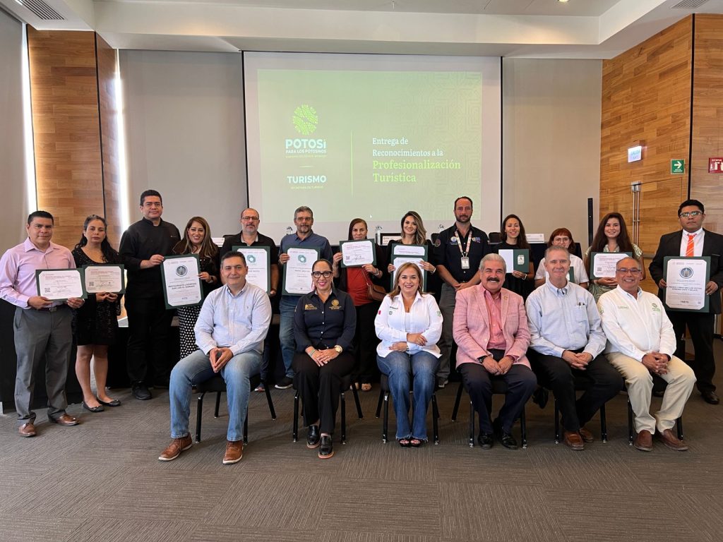GOBIERNO ESTATAL ENTREGA CERTIFICACIÓN TURÍSTICA A EMPRESAS Y GUÍAS