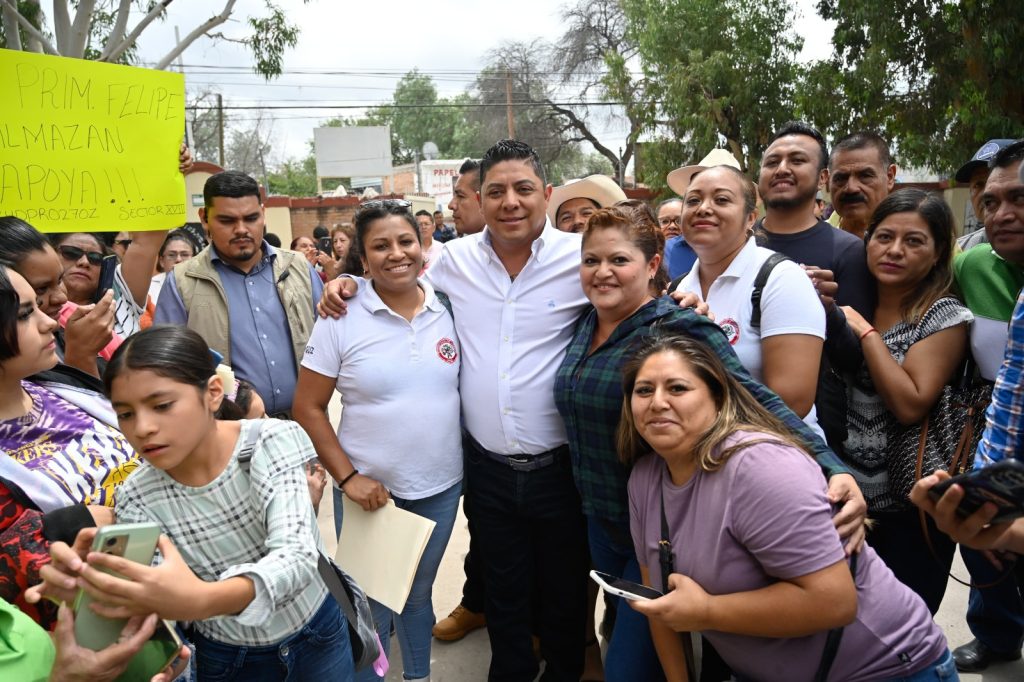 RICARDO GALLARDO LLEVA APOYOS ESCOLARES A VILLA DE POZOS
