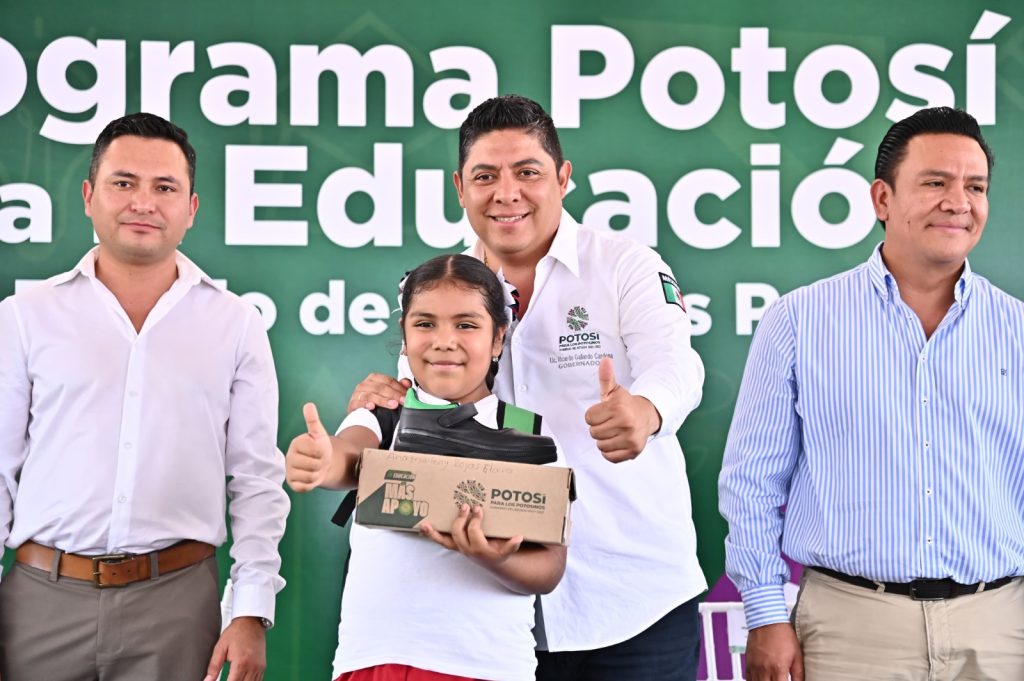 RICARDO GALLARDO RESPALDA A ALUMNAS Y ALUMNOS DE MATEHUALA CON APOYOS ESCOLARES