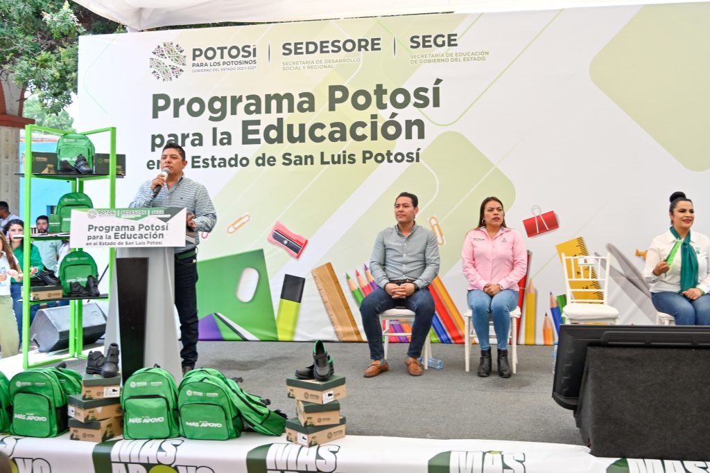 EQUIPA RICARDO GALLARDO A ESTUDIANTES DE ZARAGOZA CON MOCHILAS ÚTILES Y ZAPATOS