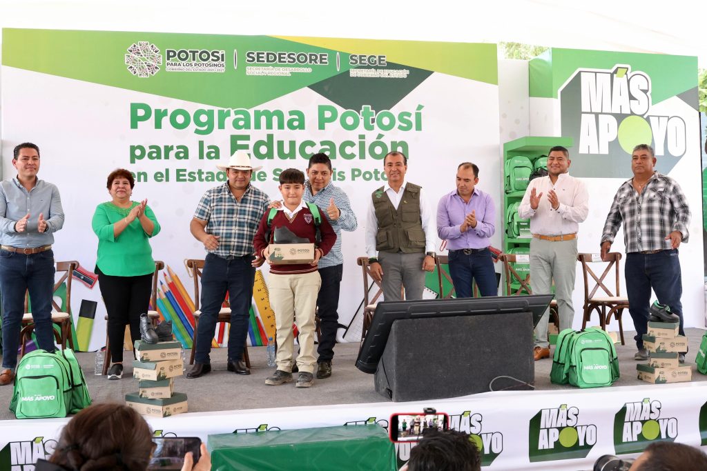 EN LA REGIÓN CENTRO, FAMILIAS AGRADECEN POR ÚTILES ESCOLARES