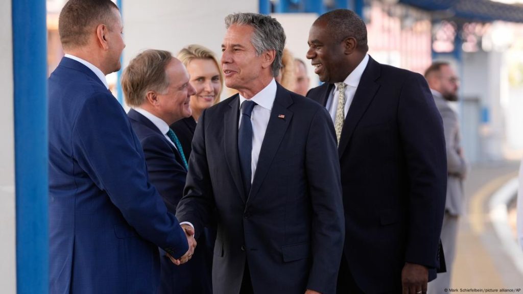 Blinken y el canciller británico llegan juntos a Kiev