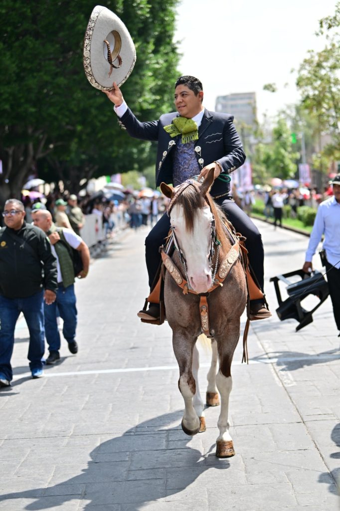 RICARDO GALLARDO ENCABEZA DESFILE CÍVICO MILITAR POR 214 ANIVERSARIO DE INDEPENDENCIA