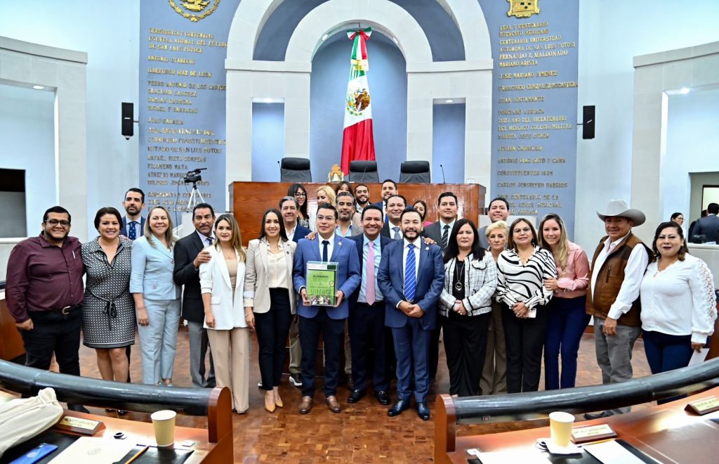 GOBIERNO ESTATAL ENTREGA DOCUMENTO DEL TERCER INFORME DE RESULTADOS AL CONGRESO