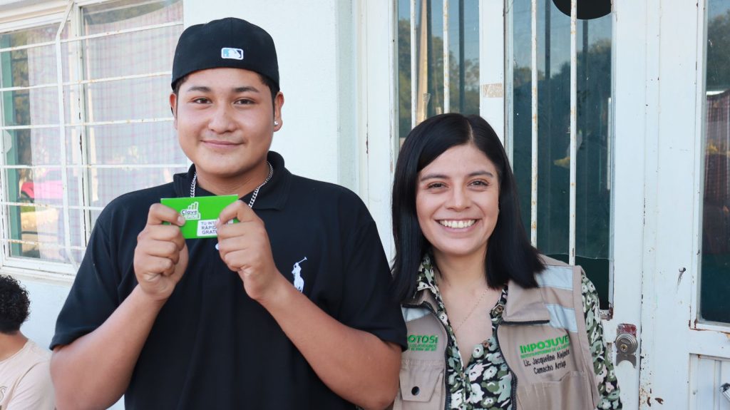 GOBIERNO ESTATAL ENTREGA MÁS CHIPS DE INTERNET GRATUITO A JÓVENES POTOSINOS