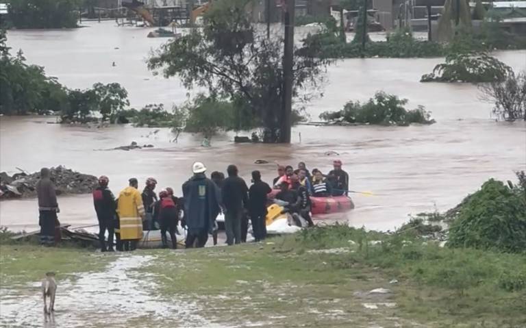 Zona Diamante de Acapulco, bajo el agua: rescatan a personas atrapadas tras paso de John