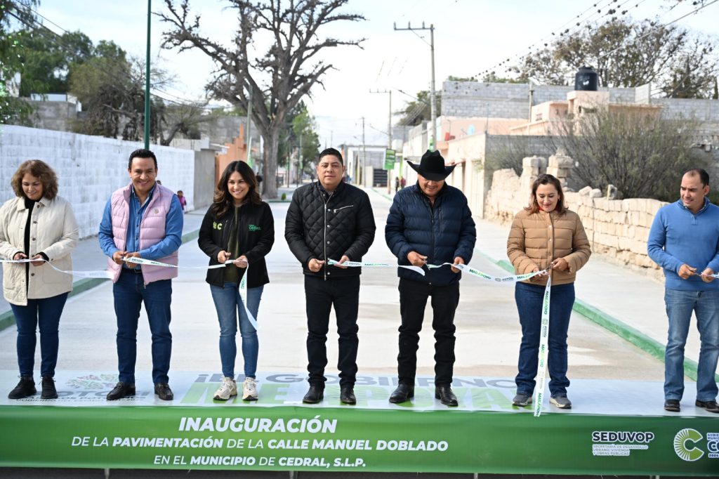RICARDO GALLARDO ENTREGA RENOVADA CALLE EN CEDRAL