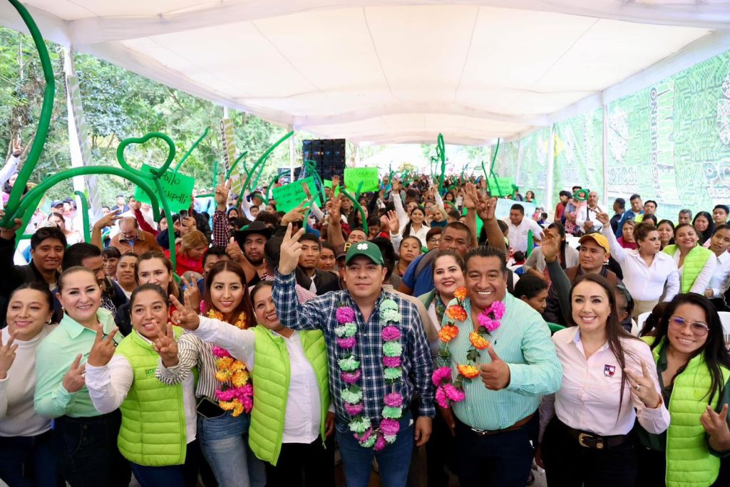 RICARDO GALLARDO ENTREGA EL CAMINO RETROCESO-GUAXCUACO EN TAMAZUNCHALE