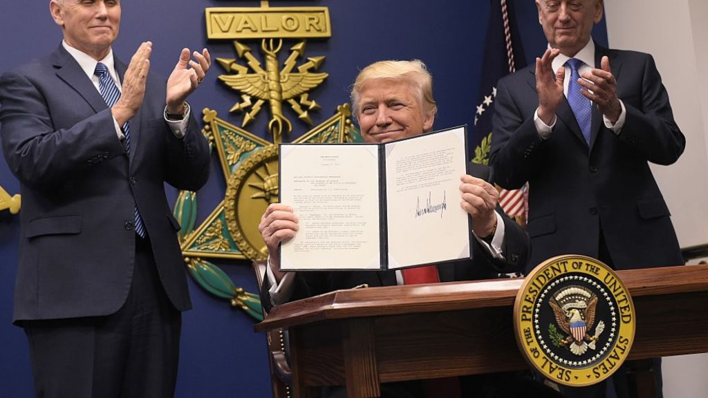 Trump firma decreto que suspende entrada de inmigrantes por frontera con México