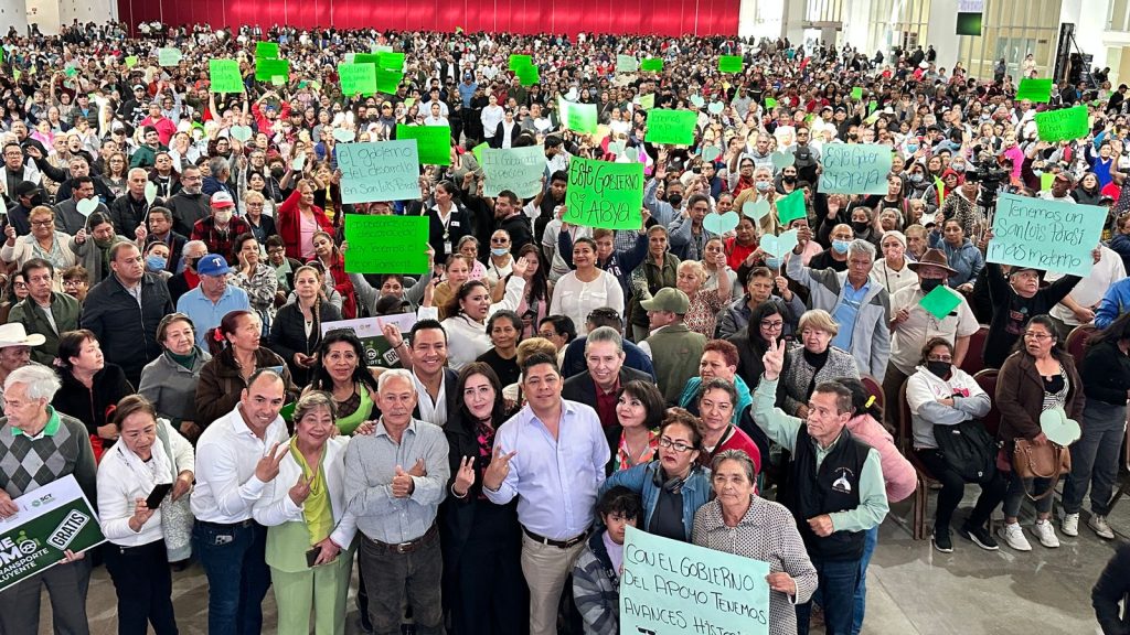 ENTREGA RICARDO GALLARDO TARJETAS DE TRANSPORTE PÚBLICO GRATUITO