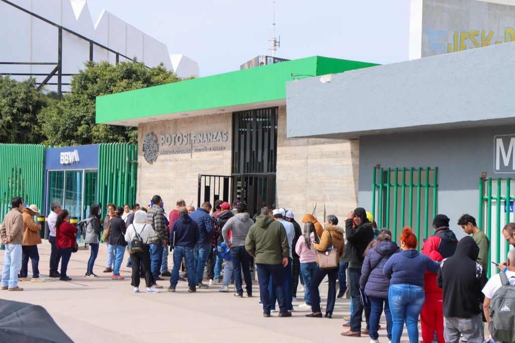 RECAUDADORAS ENTREGAN HOLOGRAMAS Y TARJETAS DE CIRCULACIÓN A CONTRIBUYENTES