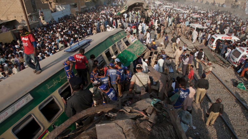 Secuestro de tren en Pakistán finaliza con más de 80 muertos