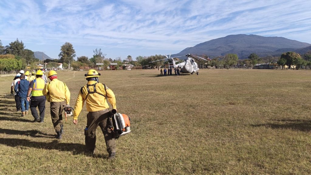 HELICÓPTERO DE LA MARINA BRINDA APOYO A COMBATE DE INCENDIOS FORESTALES EN SLP