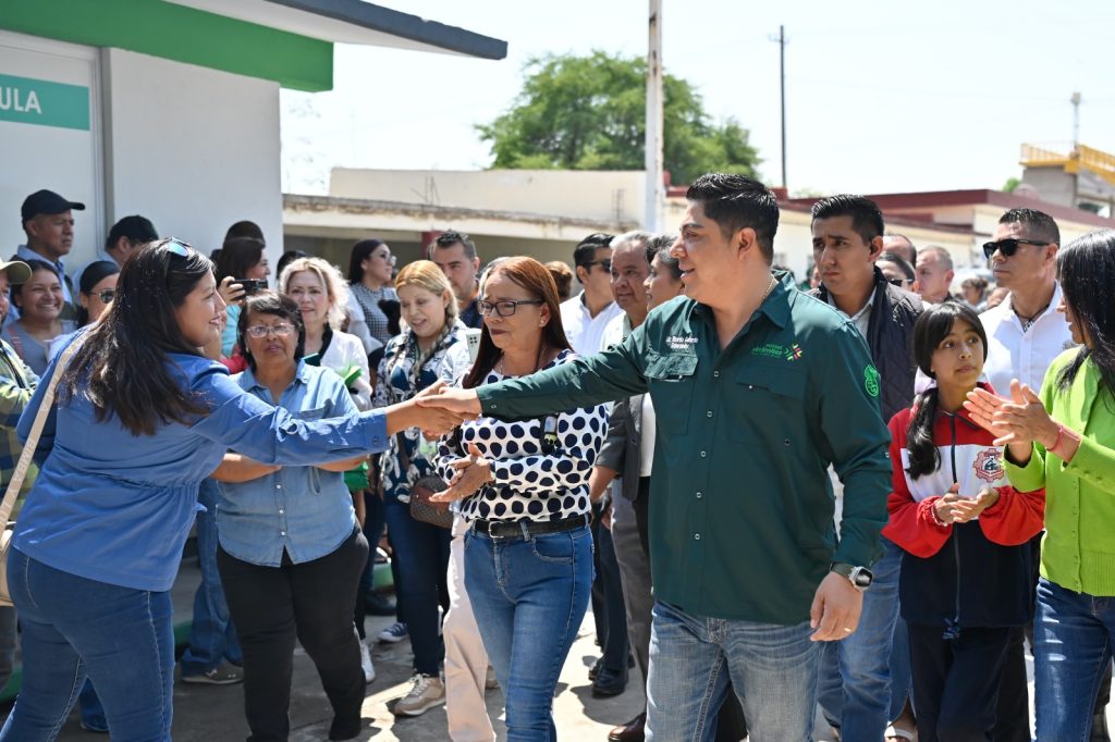 MADRES SOLEDENSES CELEBRAN RECONSTRUCCIÓN DE ESCUELA EN SOLEDAD