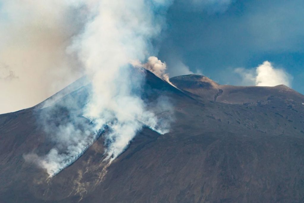 La enorme erupción del Etna en Italia obliga a los turistas a huir del volcán