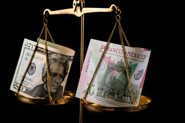 El peso mexicano se dispara este lunes ante el declive del dólar