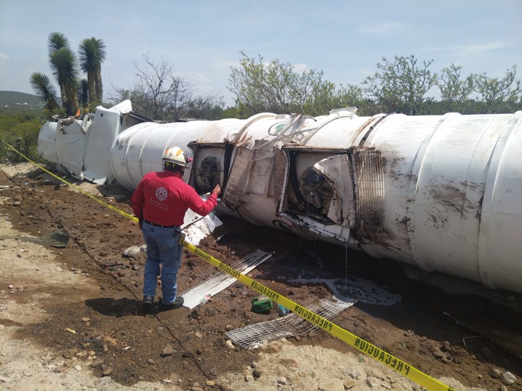 PROTECCIÓN CIVIL ESTATAL BRINDA APOYO EN FUGA DE COMBUSTIBLE DE UNA PIPA