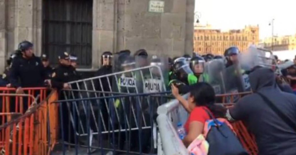 Maestros de la CNTE intentan ingresar a la Segob y se enfrentan con la policía