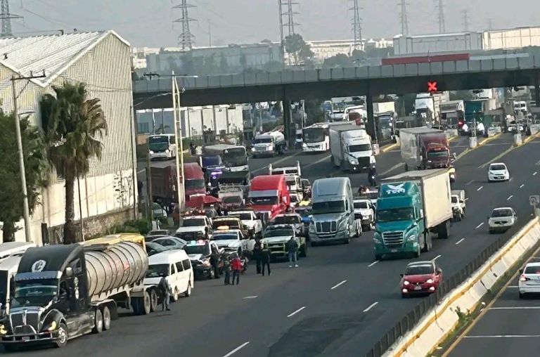Sigue el bloqueo de transportistas en la México-Querétaro, pese a liberación de líder que buscaban
