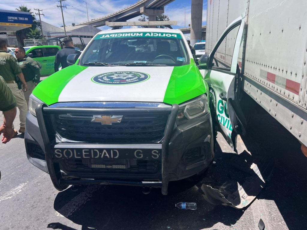 GUARDIA CIVIL DE SOLEDAD DETUVO A CHÓFER DE TRÁILER POR PROVOCAR HECHO DE TRÁNSITO Y CAUSAR DAÑOS A PATRULLAS