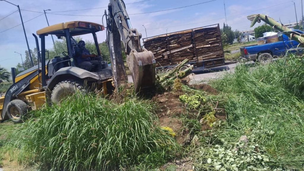 VILLA DE POZOS CONTINÚA CON JORNADA DE LIMPIEZA EN CARRETERA 57