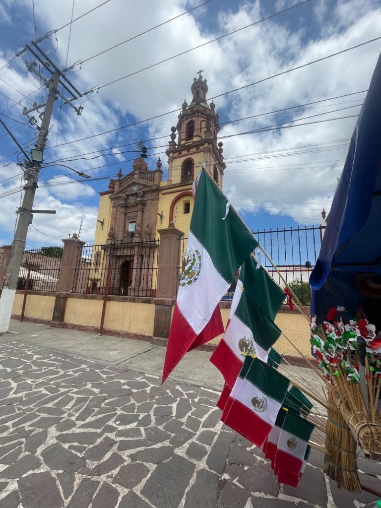 INICIA VENTA DE ARTÍCULOS PATRIOS EN SOLEDAD, CON ORDEN Y VIGILANCIA