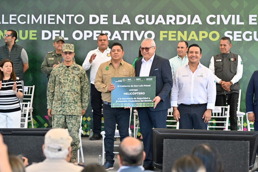 RICARDO GALLARDO ENTREGA PATRULLAS Y HELICÓPTERO A LAS Y LOS POTOSINOS