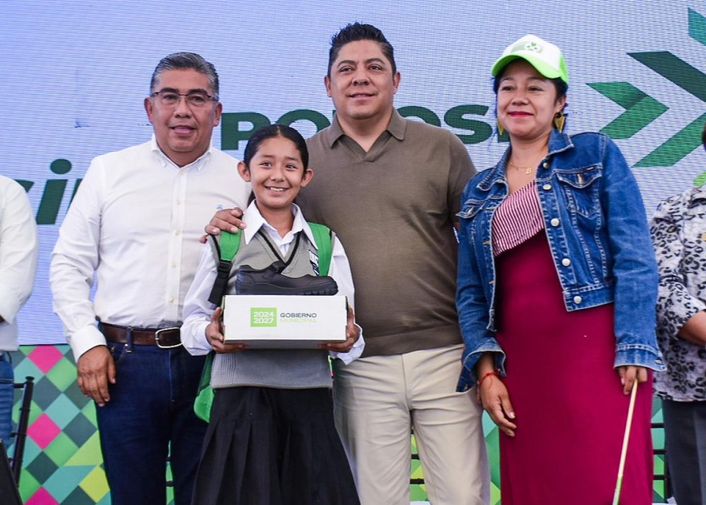 RICARDO GALLARDO Y JUAN MANUEL NAVARRO GARANTIZAN REGRESO A CLASES CON ZAPATOS Y ÚTILES GRATUITOS EN SOLEDAD