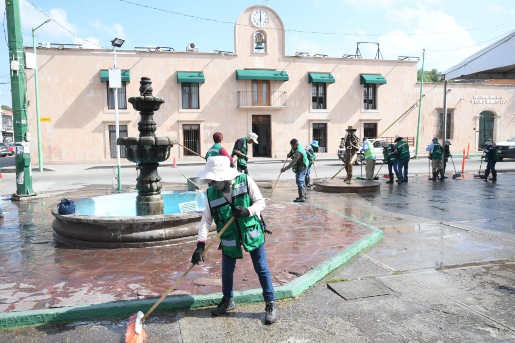 PLAZA PRINCIPAL DE SOLEDAD RECIBE MANTENIMIENTO INTEGRAL PARA EL DISFRUTE DE VISITANTES