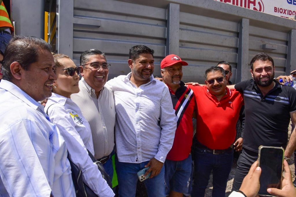 ARRANCA ANHELADA PAVIMENTACIÓN DE AV. CAMINO A LA LIBERTAD POR PARTE DE RICARDO GALLARDO Y JUAN MANUEL NAVARRO