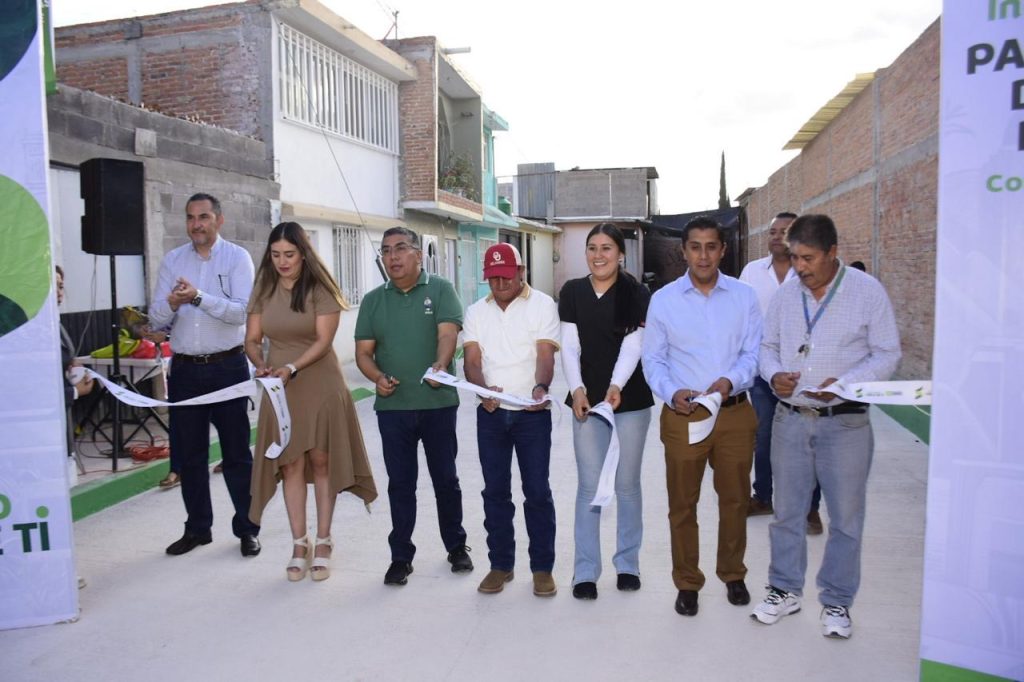 ALCALDE JUAN MANUEL NAVARRO ENTREGA PAVIMENTACIÓN DE CALLE PRIVADA DE LA ROSA A FAMILIAS