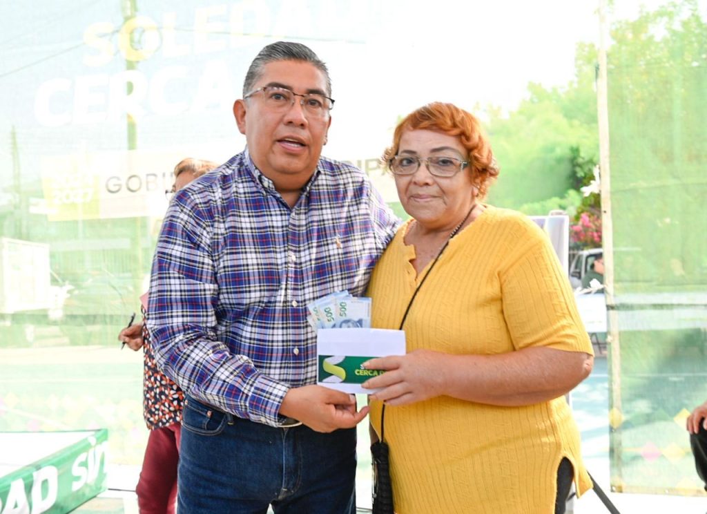 ADULTOS MAYORES DE SOLEDAD RECIBEN APOYO ECONÓMICO DE MANOS DEL ALCALDE NAVARRO MUÑIZ