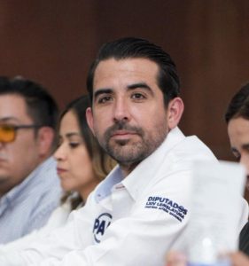 Esta es la edición del texto bajo un formato de nota de opinión política / columna de análisis, manteniendo el tono crítico y de denuncia, pero estructurado profesionalmente para medios de comunicación.  COLUMNA: ANÁLISIS POLÍTICO  Rubén Guajardo: El eterno legislador que ahora apuesta por la alcaldía en 2027