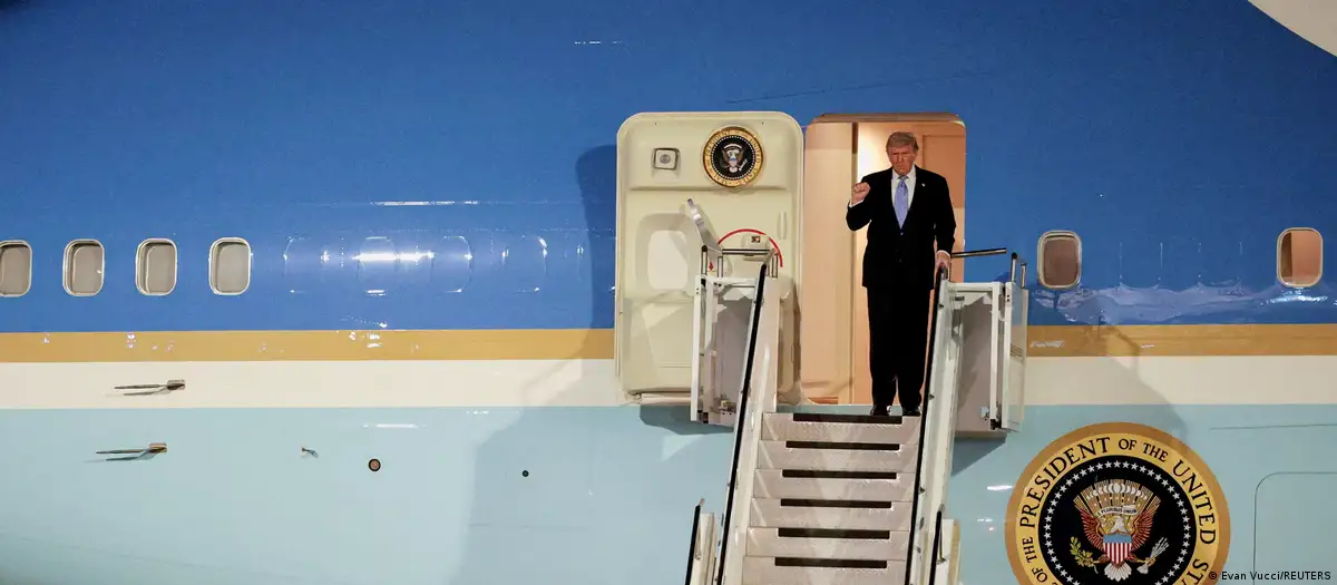 Donald Trump llega a Pekín en su segunda visita desde 2017